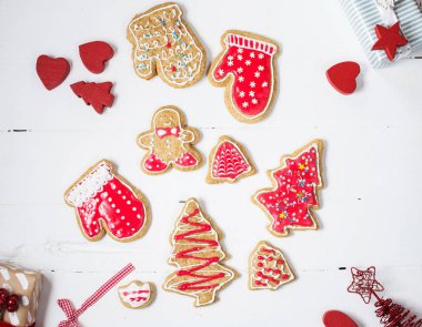 Noel gingerbread çerezleri üzerinde beyaz ahşap masa