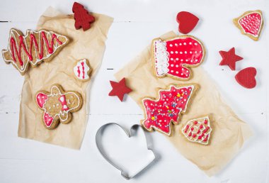 Noel gingerbread çerezleri üzerinde beyaz ahşap masa.