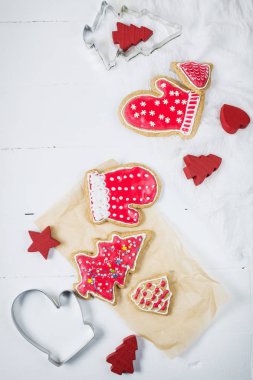 Noel gingerbread çerezleri üzerinde beyaz ahşap masa.