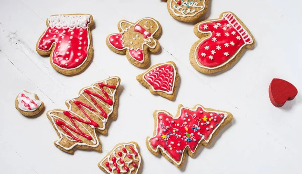 Noel gingerbread çerezleri üzerinde beyaz ahşap masa