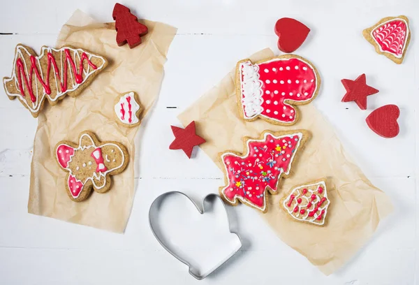 Noel gingerbread çerezleri üzerinde beyaz ahşap masa.