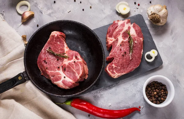 Filete de carne cruda con condimentos sobre fondo de hormigón. Filete listo para cocinar. Ingredientes para el tostado de carne . —  Fotos de Stock