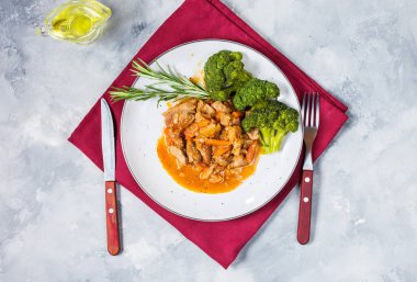 Sebze ve brokoli rustik beton zemin üzerine Dana gulaş