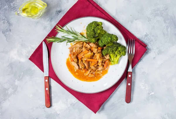 Sebze ve brokoli rustik beton zemin üzerine Dana gulaş