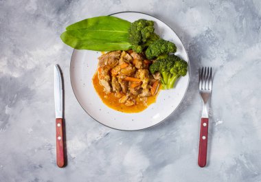 Sebze ve brokoli rustik beton zemin üzerine Dana gulaş