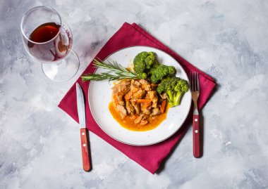 Sebze ve brokoli rustik beton zemin üzerine Dana gulaş