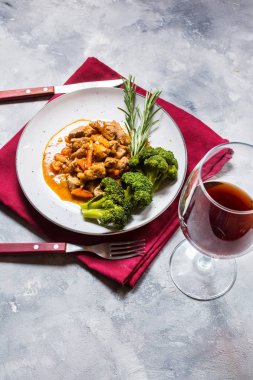 Sebze ve brokoli rustik beton zemin üzerine Dana gulaş