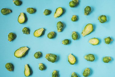 Mavi zemin üzerine Brüksel lahanası. Üstten Görünüm.