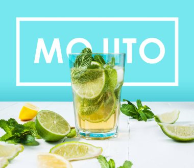Mojito kokteyl limon ve nane highball cam ahşap bir t