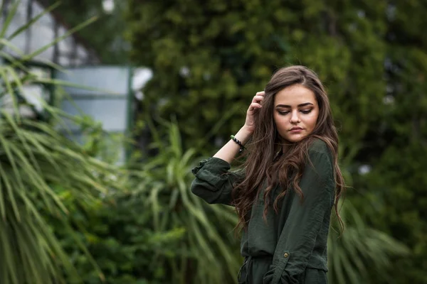 Belleza chica romántica al aire libre. Hermoso modelo adolescente vestido con vestido verde de moda posando al aire libre en el parque . —  Fotos de Stock