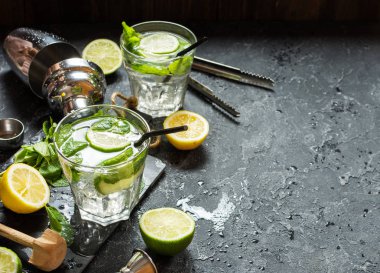 Mojito kokteyl limon ve nane highball cam taş bir tablo ile. İçki yapım araçları ve kokteyl için malzemeler.