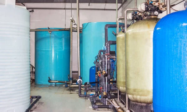 Equipo de filtro de purificación de agua en taller de planta —  Fotos de Stock