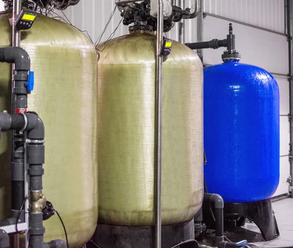 Оборудование для очистки воды в цехе завода — стоковое фото