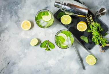 Mojito kokteyl limon ve nane highball cam taş bir tablo ile. İçki yapım araçları ve kokteyl için malzemeler.