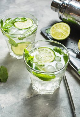 Mojito kokteyl limon ve nane highball cam taş bir tablo ile. İçki yapım araçları ve kokteyl için malzemeler
