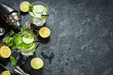 Mojito kokteyl limon ve nane highball cam taş bir tablo ile. İçki yapım araçları ve kokteyl için malzemeler. Kopya alanı