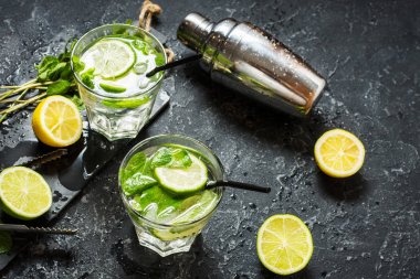 Mojito kokteyl limon ve nane highball cam taş bir tablo ile. İçki yapım araçları ve kokteyl için malzemeler
