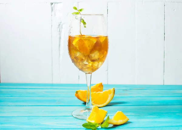 Негритянський коктейль з апельсином на синьому дерев'яному столі — стокове фото