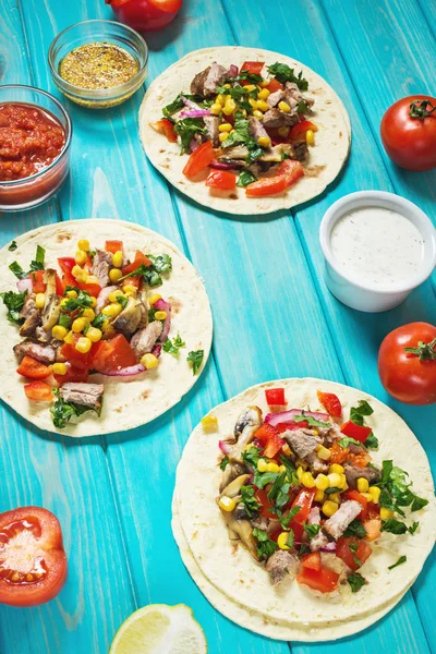 Meksika domuz tacos sebze ile. Tacos al papazı mavi ahşap rustik arka plan üzerinde — Stok fotoğraf