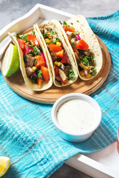 Мексиканские свиные тако с овощами. Tacos al pap на деревянном синем ржавом фоне — стоковое фото