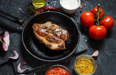 Pan karanlık taş zemin üzerine baharat ile sulu domuz eti biftek