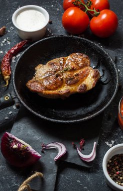 Pan karanlık taş zemin üzerine baharat ile sulu domuz eti biftek