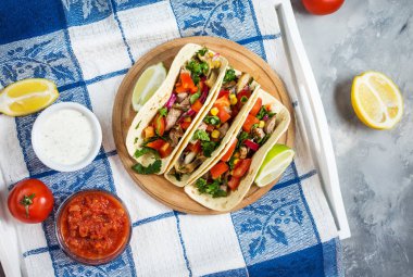 Meksika domuz tacos sebze ile. Tacos al papazı mavi ahşap rustik arka plan üzerinde. Sayfanın Üstü