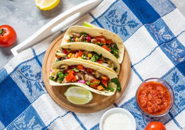 Meksika domuz tacos sebze ile. Tacos al papazı mavi ahşap rustik arka plan üzerinde.