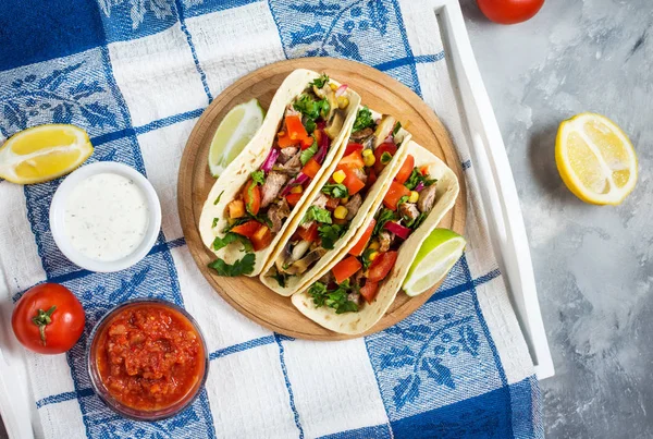Taco messicano di maiale con verdure. Tacos al pastore su sfondo rustico blu legno. Inizio pagina — Foto Stock