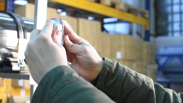 Rotameter Mãos Homem Instalação Equipamentos Tecnologia Farmacêutica Para Preparação Limpeza — Vídeo de Stock
