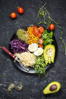 Sağlıklı vegan yemek kase. Vegan Buda kase. Sebze ve fındık Buda kase siyah arka plan beton.