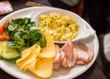 Yumurta, jambon, peynir ve salatalık kahvaltı. seçici odak