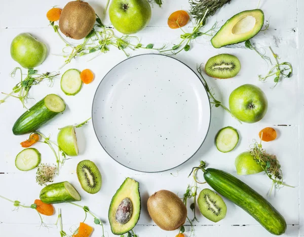 Ingredienti per la cottura del frullato. Verdure verdi biologiche e frutta su sfondo rustico bianco legno. Copia spazio, disposizione piatta, vista dall'alto . — Foto Stock