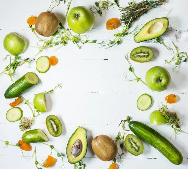 Ingrédients pour le smoothie de cuisine. Légumes et fruits verts biologiques sur fond rustique blanc en bois. Espace de copie, plan plat, vue de dessus — Photo