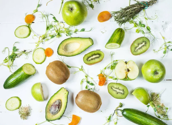 Ingrédients pour le smoothie de cuisine. Légumes et fruits verts biologiques sur fond rustique blanc en bois. Pose plate — Photo