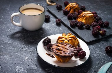 Süzme peynir ve Blackberry, sütlü kahve ile kek. Lezzetli Breakfast.