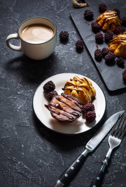 Süzme peynir ve Blackberry, sütlü kahve ile kek. Lezzetli Breakfast.