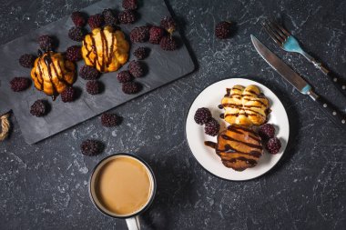 Süzme peynir ve Blackberry, sütlü kahve ile kek. Lezzetli Breakfast.