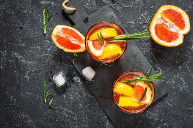 Greyfurt ve biberiye cin kokteyl serinletici buzlu içecek