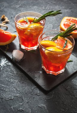 Greyfurt ve biberiye cin kokteyl serinletici buzlu içecek