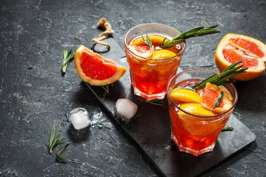 Greyfurt ve biberiye cin kokteyl serinletici buzlu içecek