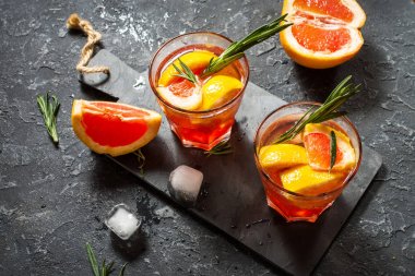 Greyfurt ve biberiye cin kokteyl serinletici buzlu içecek