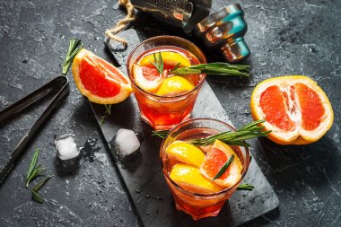 Greyfurt ve biberiye cin kokteyl serinletici buzlu içecek