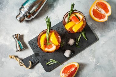 Greyfurt ve biberiye cin kokteyl serinletici buzlu içecek