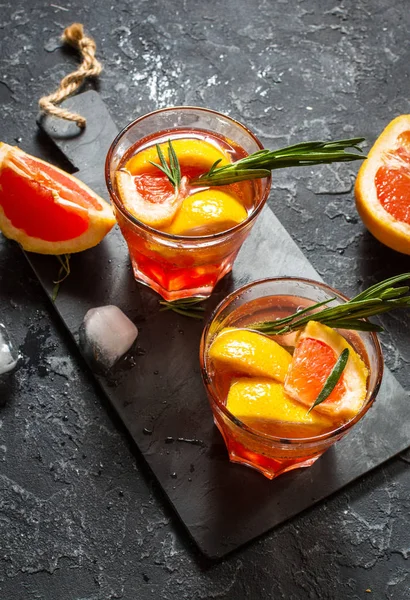 Грейпфрутовый коктейль и розмариновый джин, освежающий напиток со льдом — стоковое фото