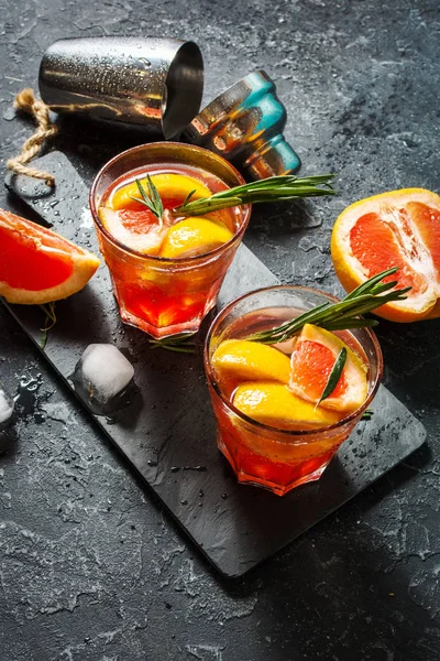 Грейпфрутовый коктейль и розмариновый джин, освежающий напиток со льдом — стоковое фото