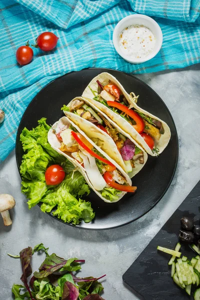 Frescos deliciosos tacos mexicanos e ingredientes alimentarios sobre fondo rústico de hormigón — Foto de Stock