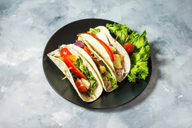 Rustik beton zemin üzerine taze lezzetli Meksika tacos