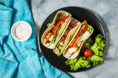 Taze lezzetli Meksika tacos ve rustik beton zemin üzerine Gıda katkı maddeleri