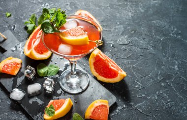 Margarita kokteyl greyfurt suyu, soğuk yaz narenciye serinletici içecek veya buzlu içecek.